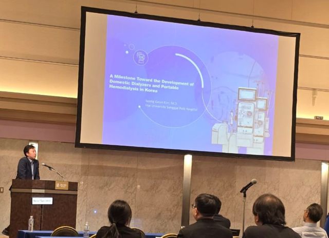 김성근 인제대 상계백병원 교수가 6~8일 일본 사이타마현 가와고에 프린스호텔에서 열린 ‘국제재택혈액투석학회(JSHHD)’에 참석해 시노펙스 제품에 대해 설명하고 있다./시노펙스