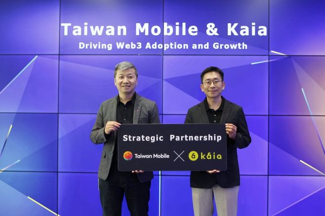 루크 한 타이완모바일 부사장(왼쪽)과 서상민 카이아 DLT 재단 의장이 대만 웹3 시장 공동 개척을 위한 양해각서(MOU)를 체결한 후&nbsp; 기념 촬영을 하고 있다. / 카이아 DLT재단