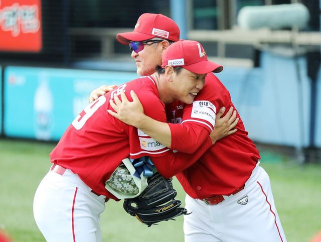 김광현(왼쪽)이 KBO리그 통산 2000탈삼진 달성 직후 이숭용 감독의 축하를 받고 있다. /SSG 랜더스 제공