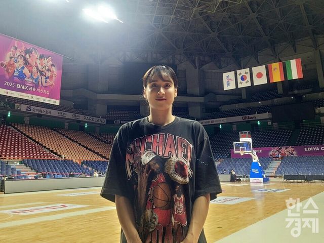 김단비가 3일 부산 사직체육관에서 본지와 인터뷰한 뒤 촬영에 응하고 있다. /신희재 기자