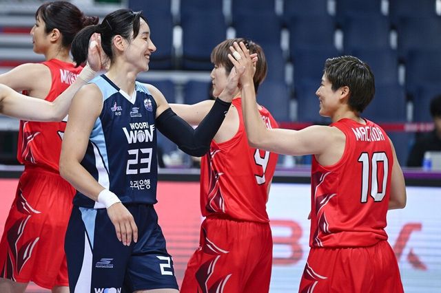 김단비(왼쪽)가 마치다 루이와 하이파이브하고 있다. /WKBL 제공