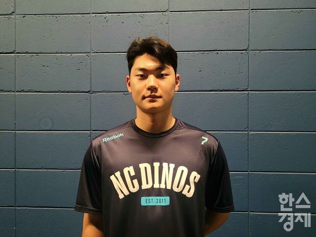 김주원이 4일 창원 NC파크에서 본지와 인터뷰한 뒤 촬영에 응하고 있다. /신희재 기자