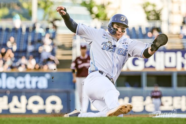 주자 김주원이 슬라이딩하고 있다. /NC 다이노스 제공