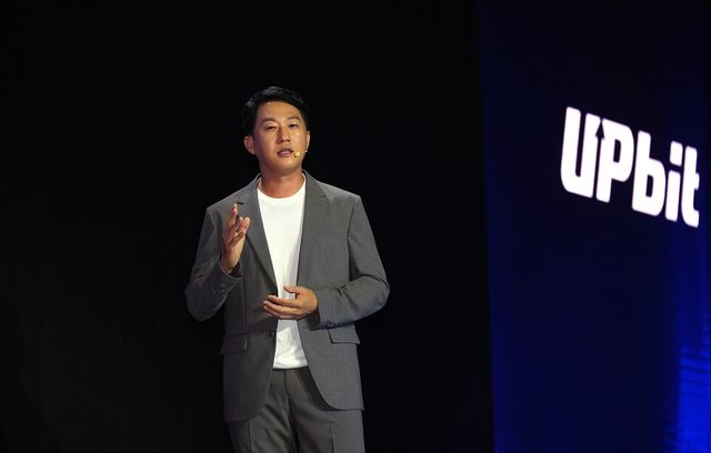 오경석 두나무 대표가 UDC 2025에서 오프닝 스피치를 하고 있다./업비트