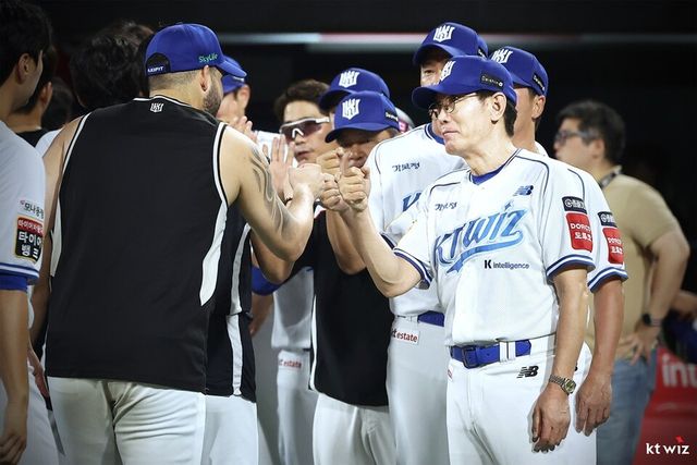 이강철(오른쪽) 감독이 승리 후 선수단을 격려하고 있다. /KT 위즈 제공