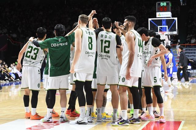 DB 선수들이 승리 후 둥글게 모여 기뻐하고 있다. /KBL 제공