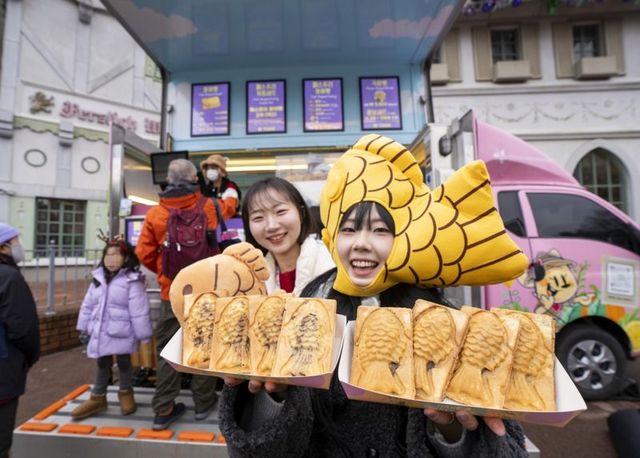 붕어빵을 든 모델이 '왓에버 시리즈' 1월 테마인 붕어빵 러쉬를 소개하는 모습. /에버랜드 제공