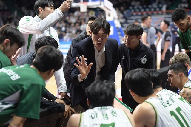 김주성 DB 감독이 작전 타임에 선수들에게 지시 사항을 전달하고 있다. /KBL 제공