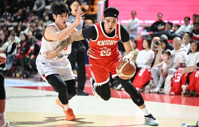 톨렌티노(오른쪽)가 돌파를 시도하고 있다. /KBL 제공