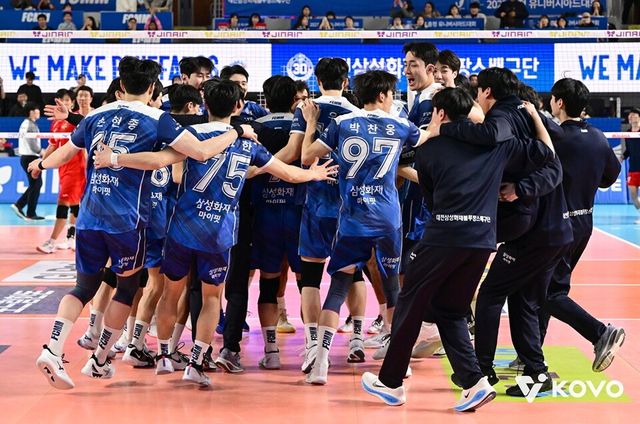 삼성화재 선수들이 한국전력전 승리 후 기뻐하고 있다. /한국배구연맹 제공