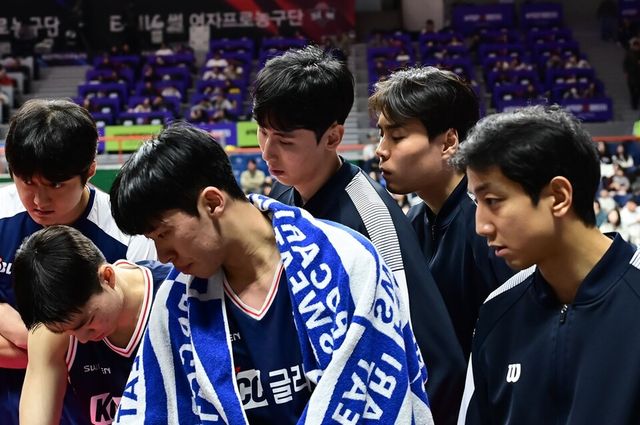 송교창(왼쪽 네번째)과 허훈(오른쪽 첫번째)이 작전타임에 함께하고 있다. /KBL 제공