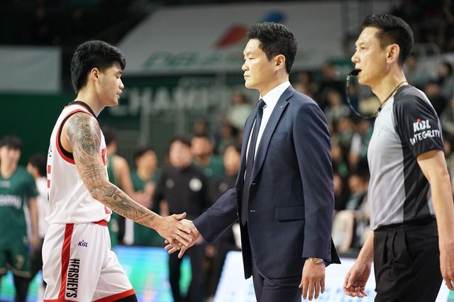 톨렌티노(왼쪽)와 전희철 SK 감독. /KBL 제공