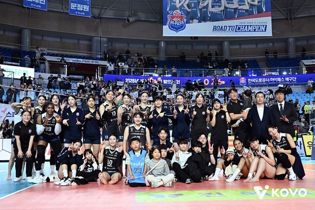 도로공사 선수들이 GS칼텍스전 승리 후 기념 촬영하고 있다. /한국배구연맹 제공