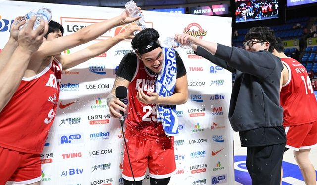 톨렌티노가 경기 후 방송사 인터뷰 중 동료들에게 물세례를 받고 있다. /KBL 제공