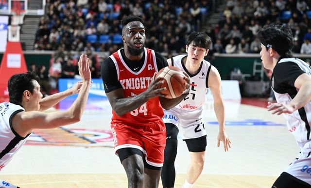 워니(가운데)가 KT 수비 사이에서 돌파를 시도하고 있다. /KBL 제공