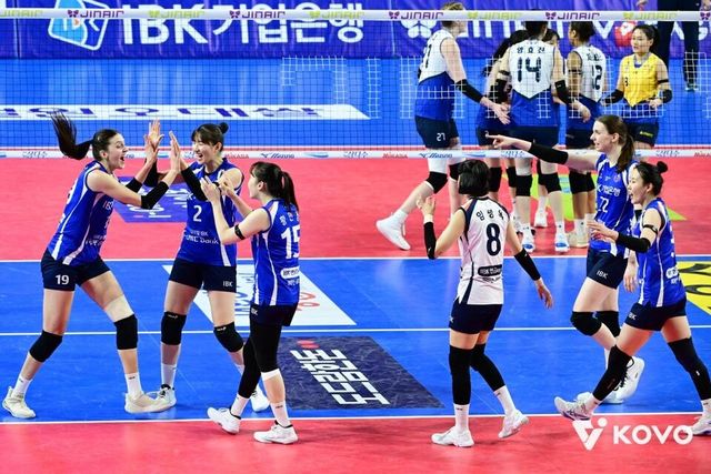 IBK기업은행 선수들이 기뻐하고 있다. /한국배구연맹 제공