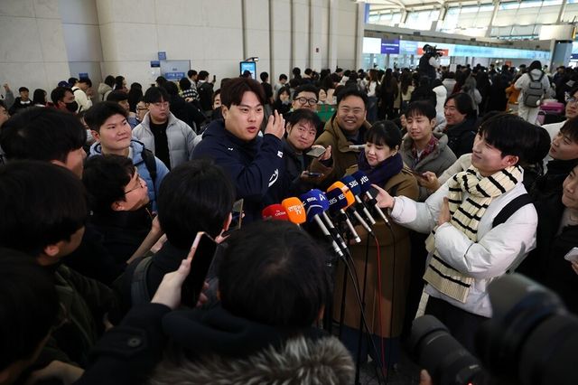 류현진이 사이판 출국 전 취재진과 인터뷰하고 있다. /연합뉴스