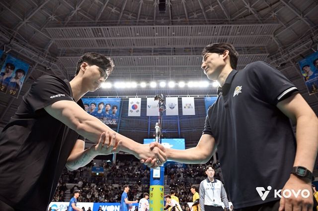 박철우(왼쪽) 감독대행과 하현용 감독대행이 11일 경기 전 인사하고 있다. /한국배구연맹 제공