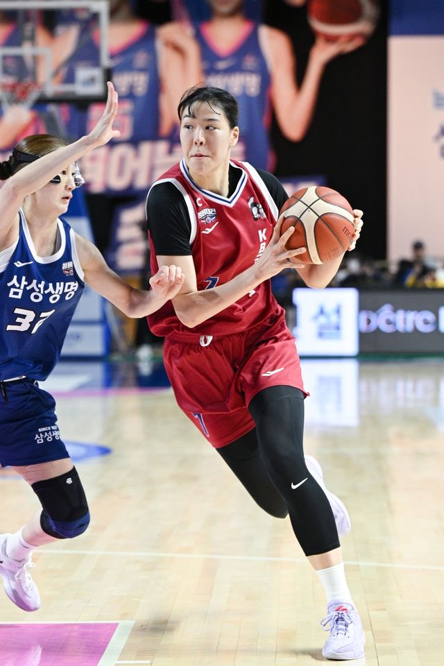 청주 KB 박지수(오른쪽). /WKBL 제공
