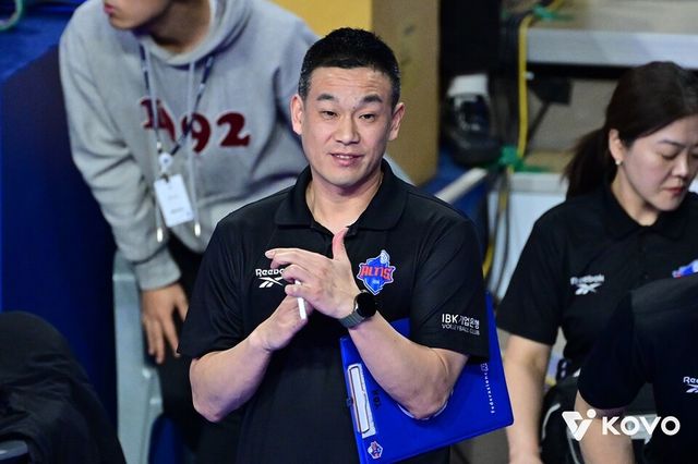 여오현 감독대행이 선수들을 지켜보고 있다. /한국배구연맹 제공