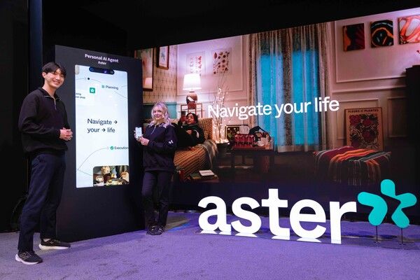 작년 'CES 2025'에 전시된 글로벌&nbsp;AI&nbsp;에이전트 ‘에스터(Aster)’ 부스./SKT