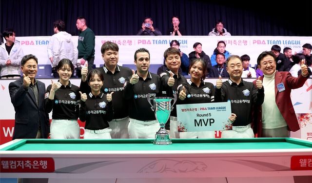 우리금융캐피탈 선수들이 5라운드 우승 후 기념 촬영하고 있다. /PBA 제공