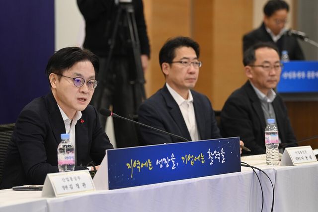 김정관 산업통상부 장관이 12일 서울 중구 대한상공회의소에서 열린 산업통상부 공공기관 업무보고를 주재하고 있다./산업통상부