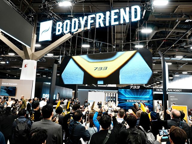 헬스케어 로봇을 체험하기 위해 바디프랜드 CES 2026 부스를 방문한 참관객들./바디프랜드