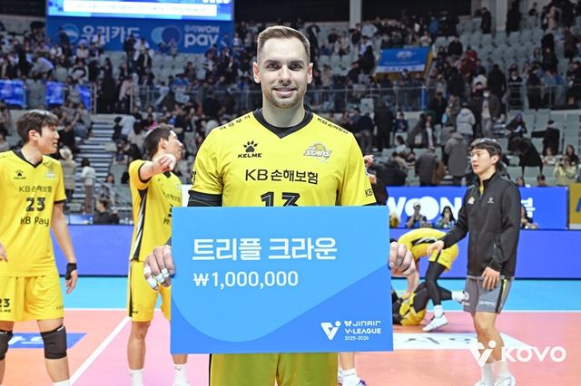 비예나가 우리카드전 트리플 크라운 달성 후 기념 촬영하고 있다. /한국배구연맹 제공&nbsp;