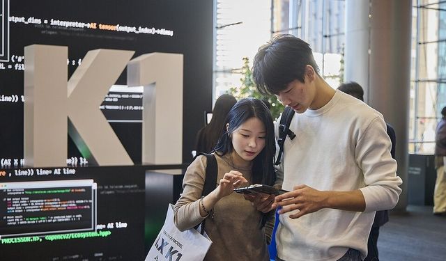 지난달 30일 서울 강남구 코엑스에서 열린 '독자 AI 파운데이션 모델 프로젝트 1차 발표회'에서 방문자가 SK텔레콤 A.X K1 모델을 사용하고 있다. /SKT