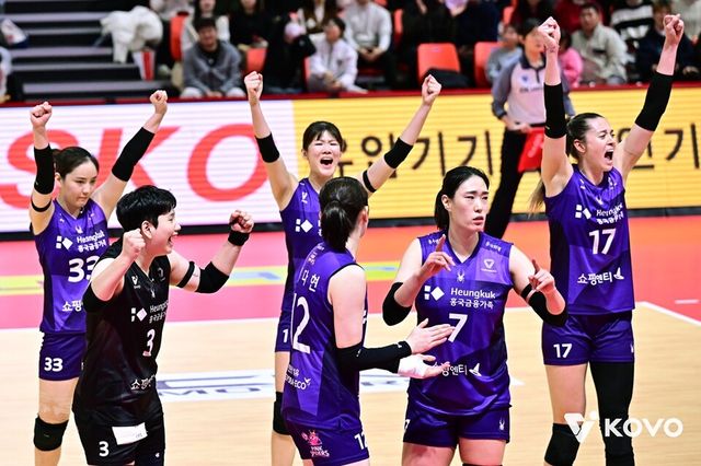 흥국생명 선수단이 승리 후 기뻐하고 있다. /한국배구연맹 제공