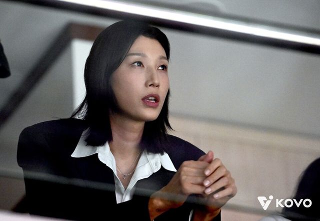 김연경 흥국생명 어드바이저가 경기를 관전하고 있다. /한국배구연맹 제공