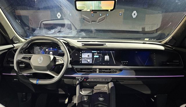 르노 플래그십 크로스오버 '필랑트'의 1열 실내./곽호준 기자