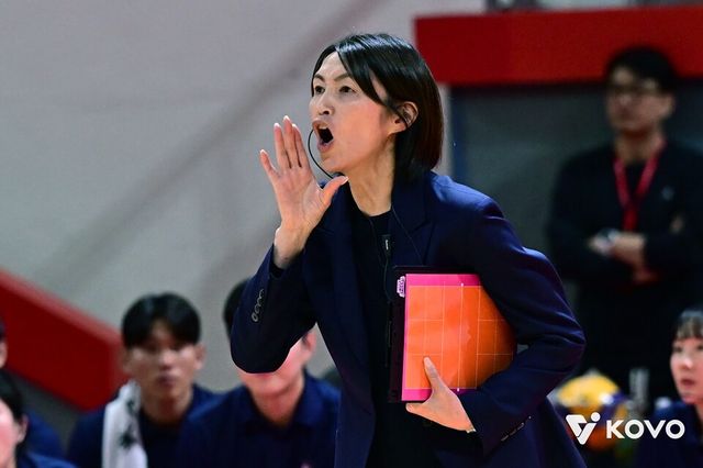 요시하라 흥국생명 감독이 지시사항을 전달하고 있다. /한국배구연맹 제공