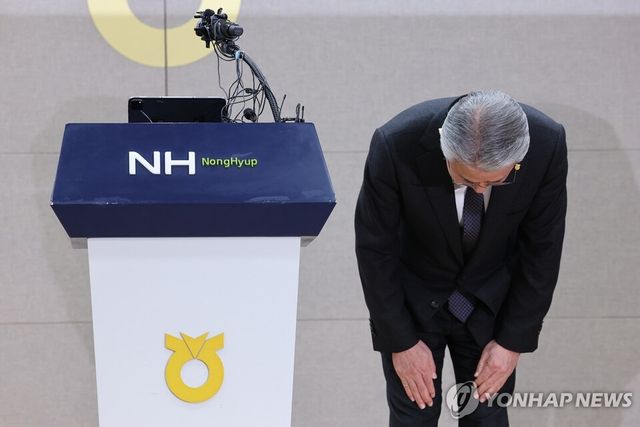 강호동 농협중앙회장이&nbsp;13일 오전 농협중앙회 본관에서 농림축산식품부 특별감사 중간결과 발표와 관련해 대국민 사과와 함께, 조직 전반에 대한 쇄신 및 제도개선 방안을 발표하며 신뢰 회복에 나서겠다는 입장을 밝혔다. /연합뉴스