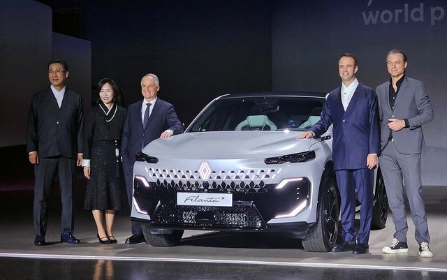 (오른쪽에서 두 번째) 니콜라 파리 르노코리아 사장이&nbsp;글로벌 플래그십 미디어 공개 행사에서 '필랑트'를 공개하며 기념사진을 촬영하고 있다./곽호준 기자