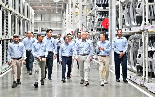 정의선 현대차그룹 회장이 기아 인도 아난타푸르공장 임직원들과 함께 생산 라인을 점검하고 있다.(앞줄 오른쪽부터 벤카데시 기아 인도공장 생산실장, 김용권 기아 인도권역 CMO, 정의선 현대차그룹 회장의 모습.)/현대차그룹
