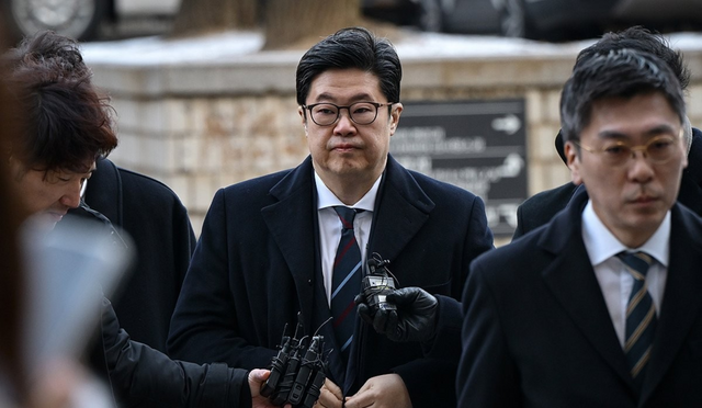 김병주 MBK파트너스 회장이 구속 전 피의자 심문(영장실질심사)를 위해 13일 서울 서초구 서울중앙지방법원에 들어서고 있다. 연합뉴스 제공