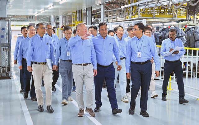 정의선 현대차그룹 회장이 현대차 인도 첸나이공장 임직원들과 함께 생산 라인을 점검하고 있다./현대차그룹