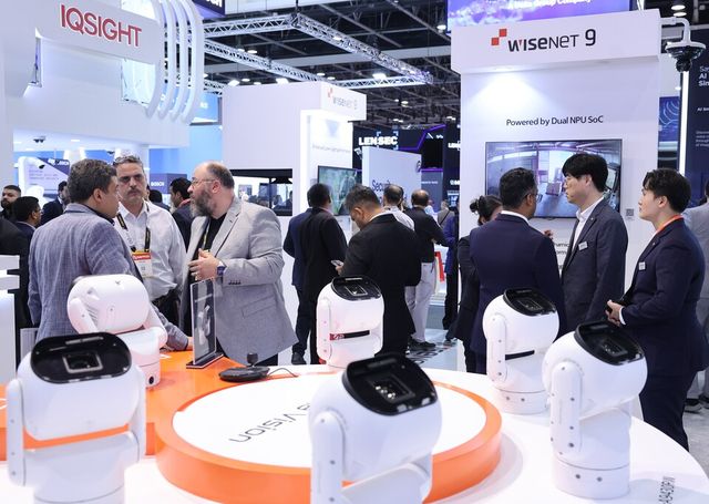 한화비전의 부스에 AI 러기다이즈드 PTZ 카메라가 전시돼 있다./한화비전