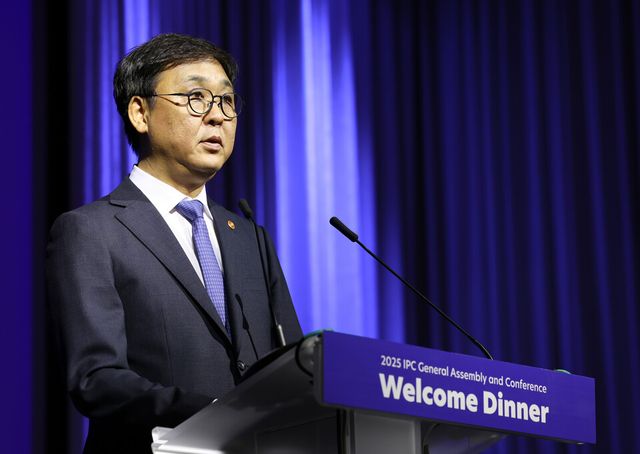 최휘영 문화체육관광부 장관이&nbsp;22일 서울 성북구 삼청각에서 열린 '2025&nbsp;서울 국제패럴림픽위원회(IPC)&nbsp;정기총회' 참석을 위해 한국을 찾은 국제패럴림픽위원회 집행위원 환영 만찬에서 환영사를 하고 있다. /문화체육관광부 제공