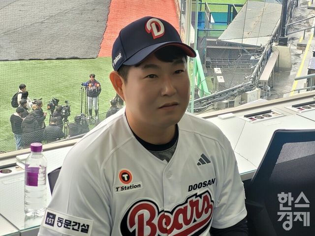 양의지가 15일 창단기념식을 마친 후 취재진과 인터뷰에 응하고 있다. /신희재 기자