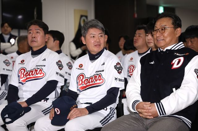 홍원기(왼쪽부터) 수석코치, 김원형 감독, 고영섭 대표. /두산 베어스 제공