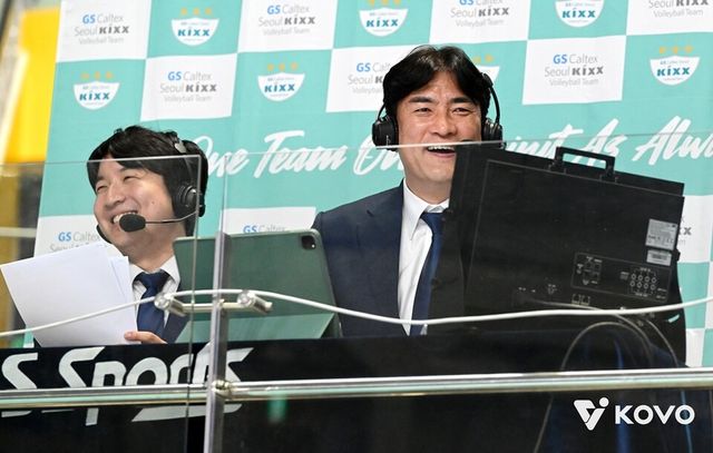 차상현(오른쪽) 감독이 해설위원으로 중계석에 앉아 있다. /한국배구연맹 제공