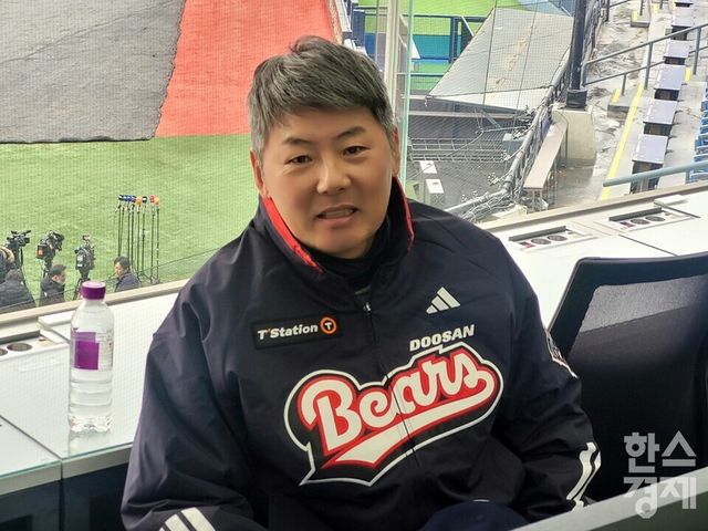 김원형 두산 감독이 15일 창단기념식을 마친 후 취재진과 인터뷰에 응하고 있다. /신희재 기자