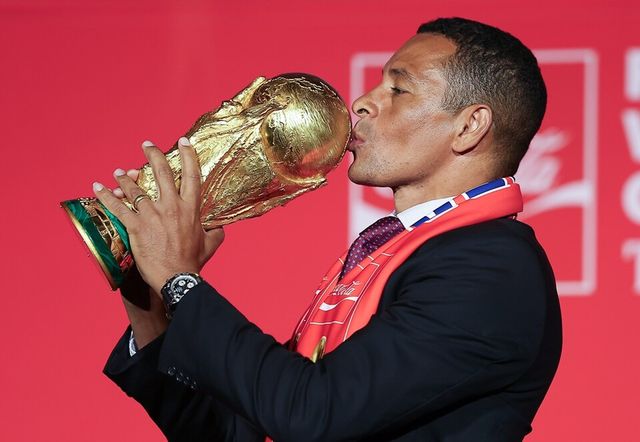 지우베르투 시우바가 월드컵 트로피에 입맞춤하고 있다. /연합뉴스