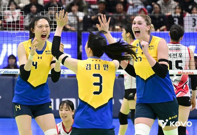 현대건설 선수단이 3연패 탈출 후 기뻐하고 있다. /한국배구연맹 제공