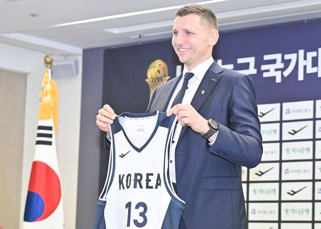 마줄스 감독이 등번호 13 유니폼을 들고 기념 촬영하고 있다. /대한민국농구협회 제공