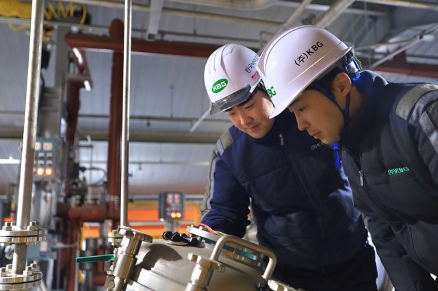 부삼열 대표가 TFE(Thin Film Evaporator) 설비를 확인하고 있다./ KBG