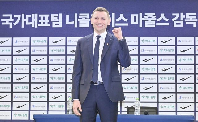 마줄스 감독이 파이팅 포즈를 취하고 있다. /대한민국농구협회 제공